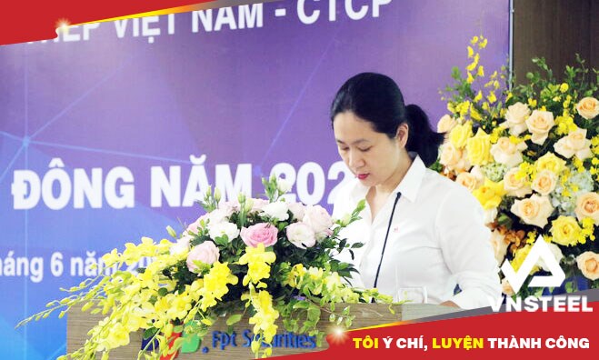 Ms. Cu Thi Thuy Linh - Secretary of the General Meeting presented the draft Resolution of the General Meeting of Shareholders in 2021 of VNSTEEL