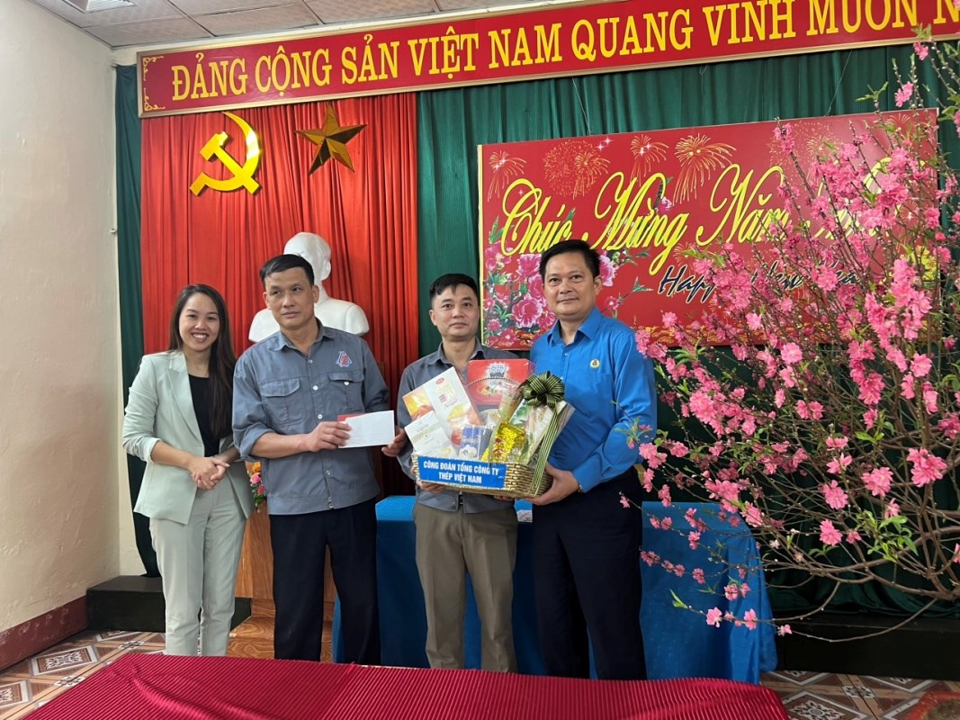 den-voi-nhung-nguoi-cong-nhan-khong-nghi-tet-o-tong-cong-ty-thep-viet-nam_65c20e323e36a