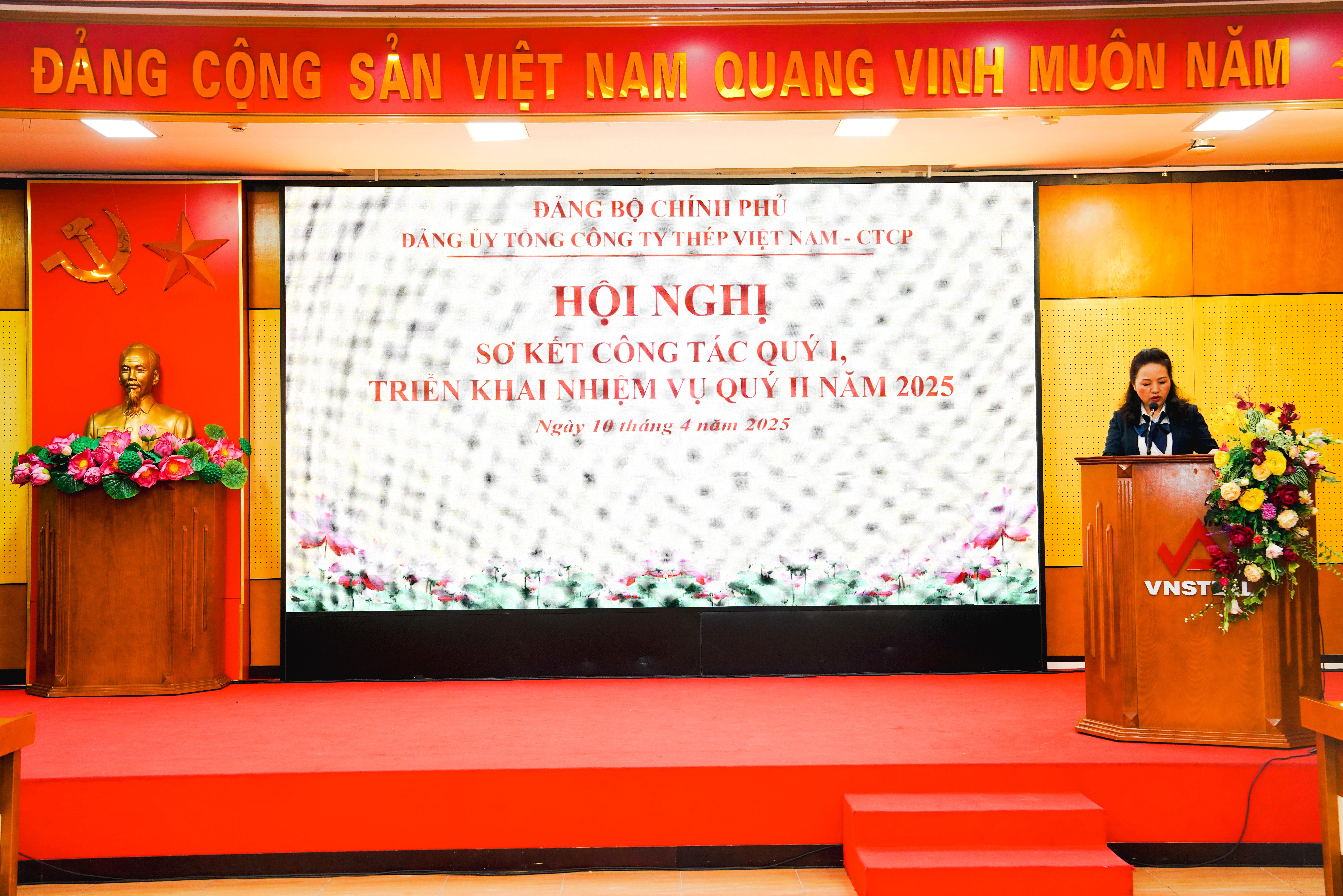 c Hiền - đọc báo cáo