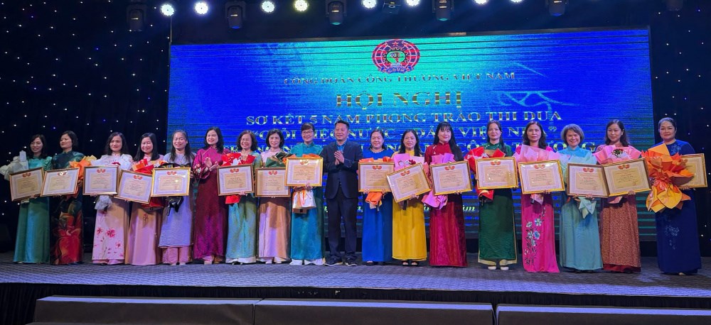 nu-cong-tong-cong-ty-thep-viet-nam-ctcp--xung-danh--bong-hong-thep_69bcaa9cc0eac